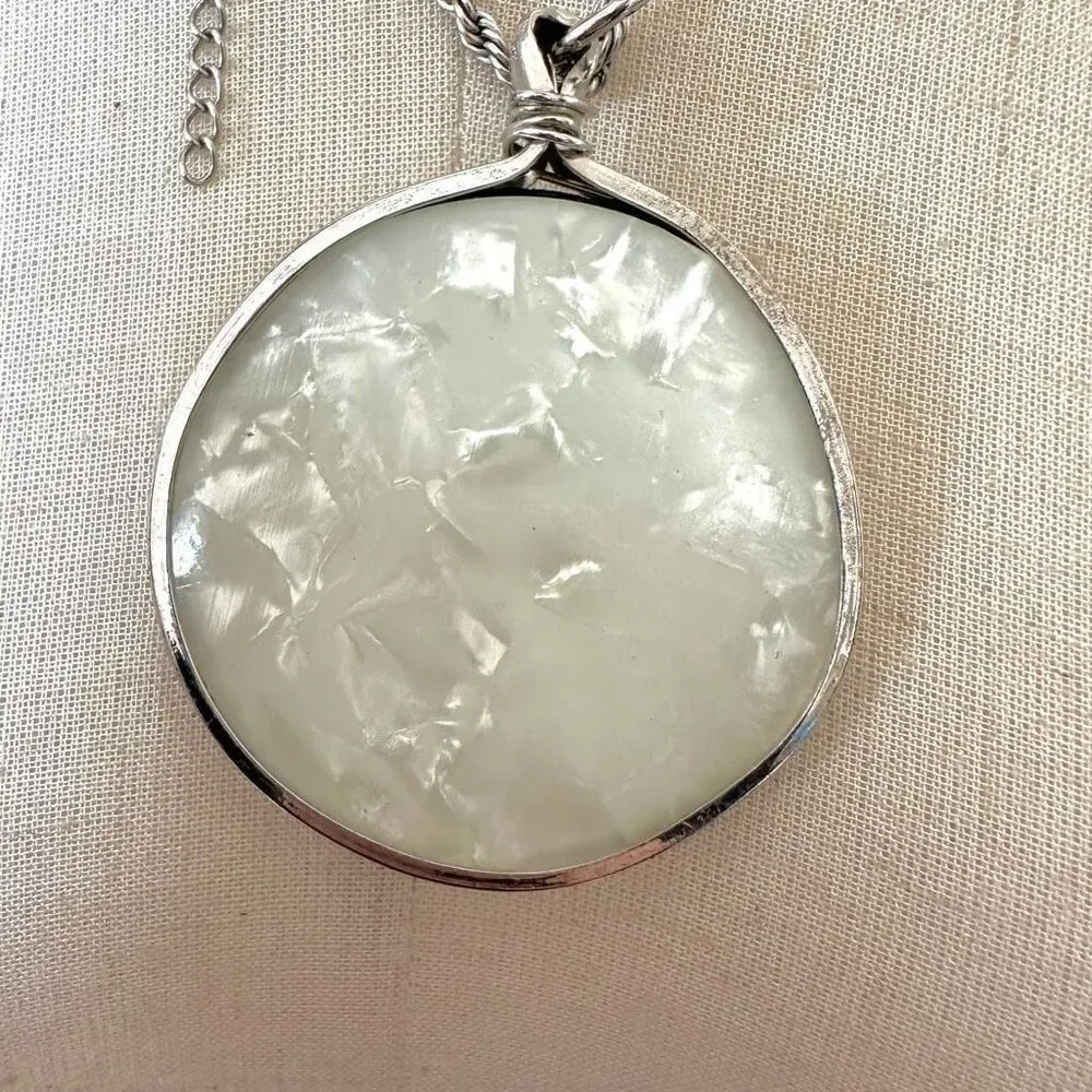 Round abalone pendant necklace